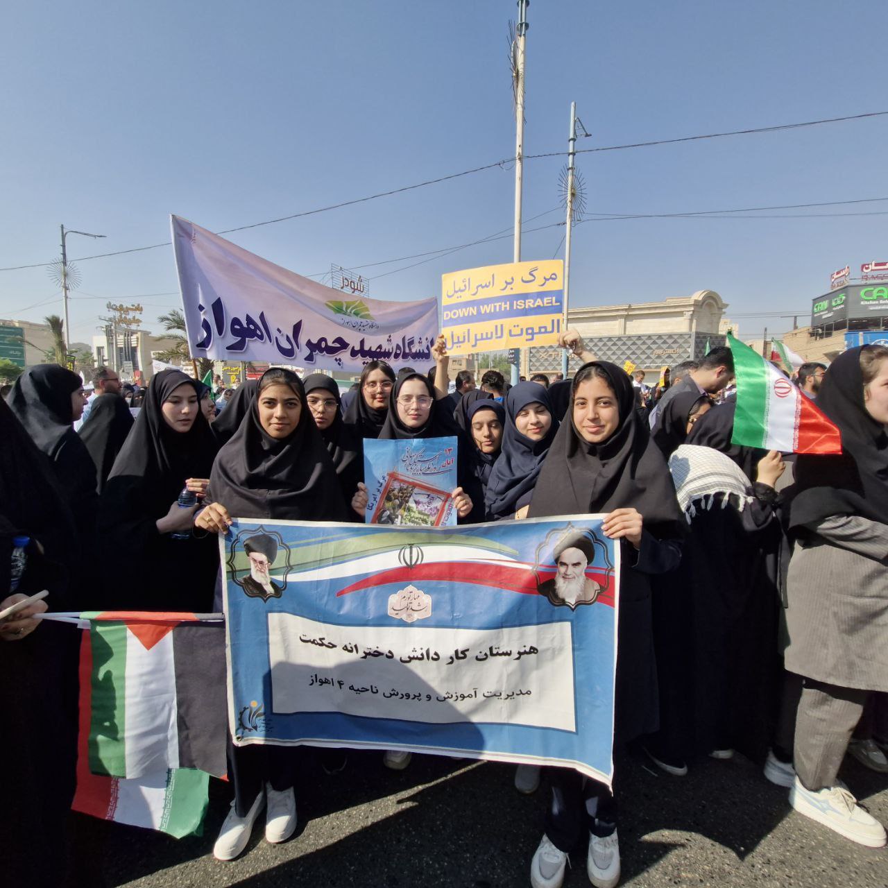 گزارش تصویری از  راهپیمایی پرشور دانش‌آموزان اهوازی در روز مبارزه با استکبار جهانی و روز دانش آموز