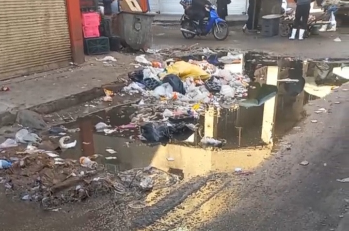 فاضلاب روان و زباله‌های تلنبار در خیابان شمشیری نادری اهواز