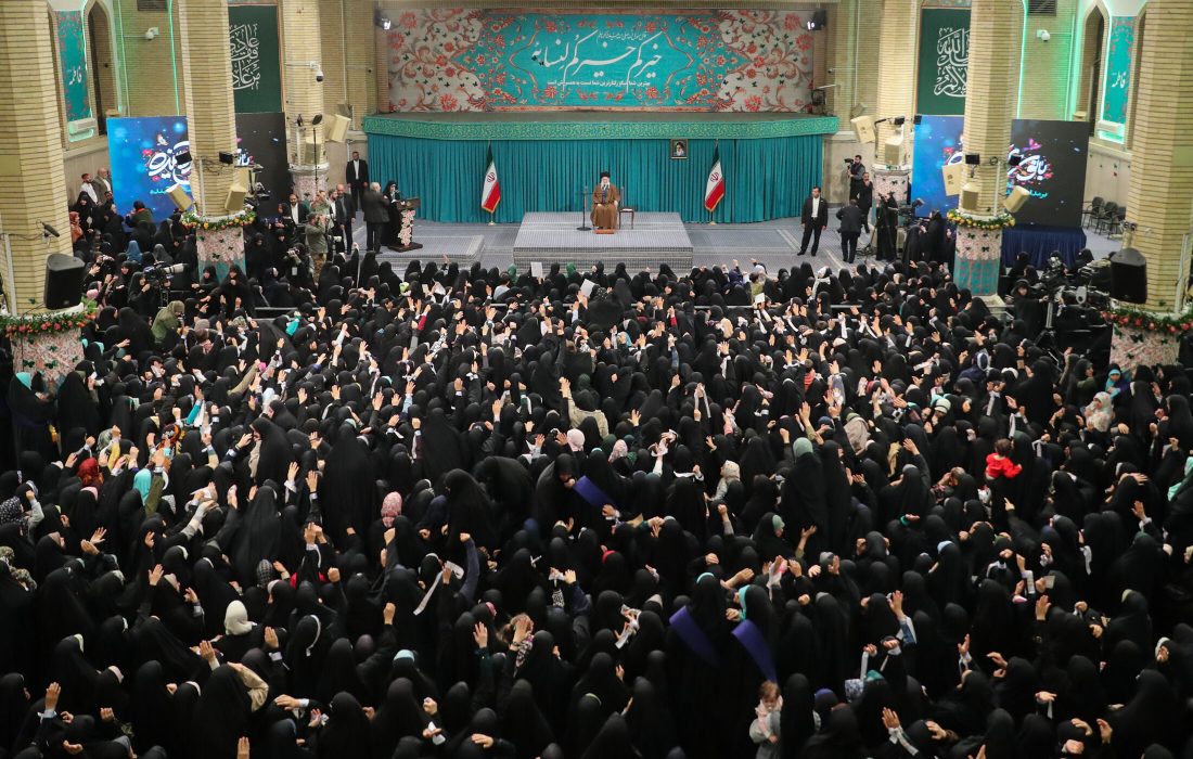 زن مدیر خانه است نه کارگزار