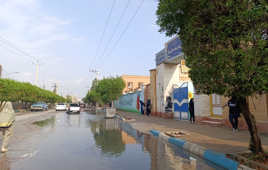  وضعیت نابسامان درب ورودی مدارس پس از باران در اهواز