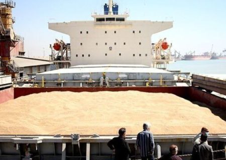 پهلوگیری کشتی حامل گندم در بندر امام خمینی