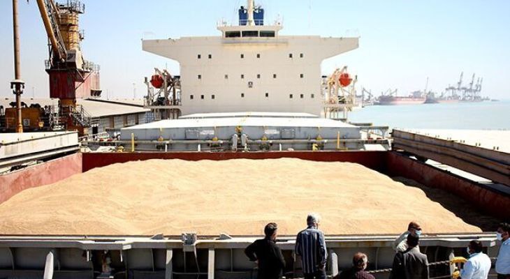 پهلوگیری کشتی حامل گندم در بندر امام خمینی